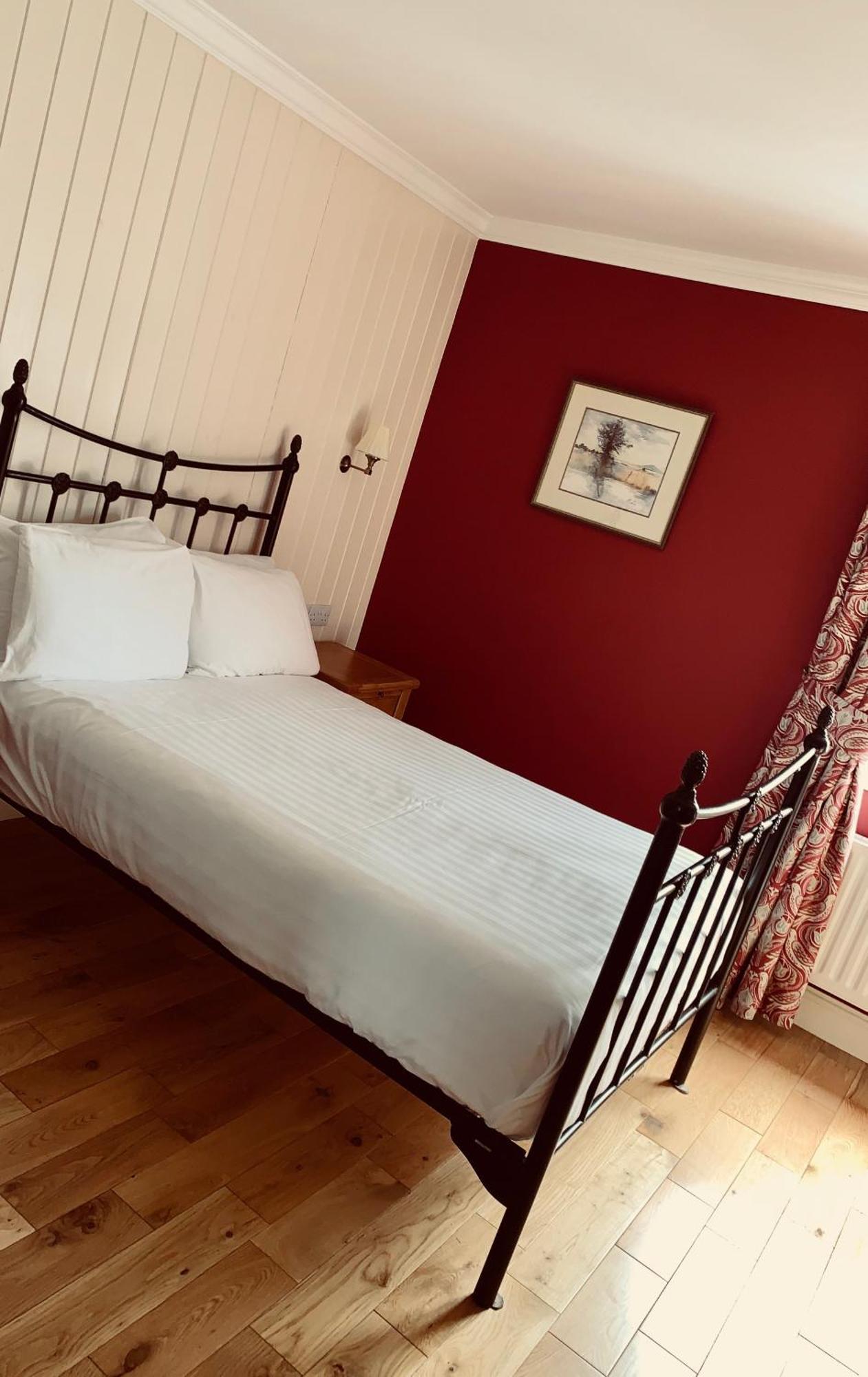The Highlands Hotel Glenties Room photo