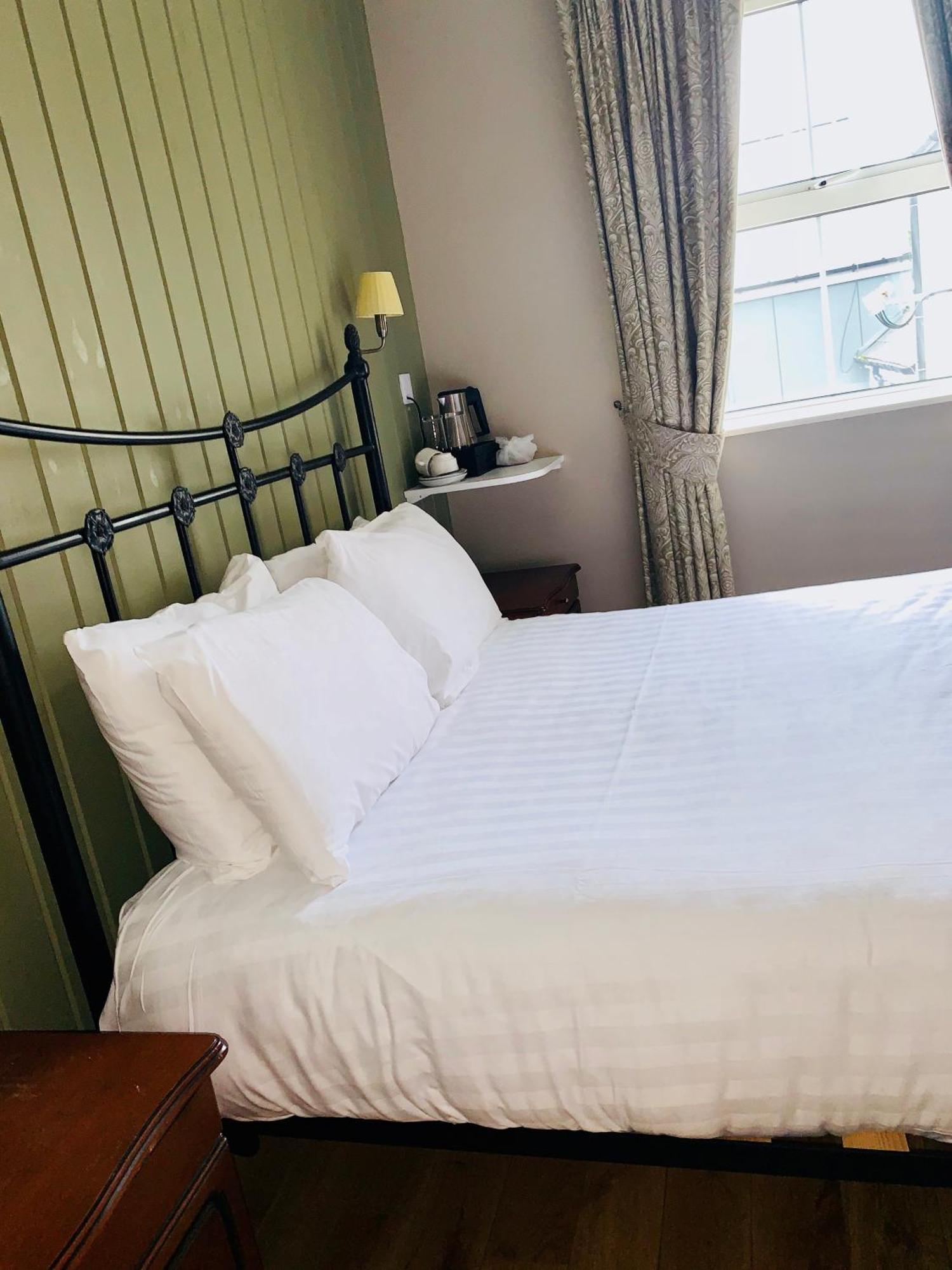 The Highlands Hotel Glenties Room photo