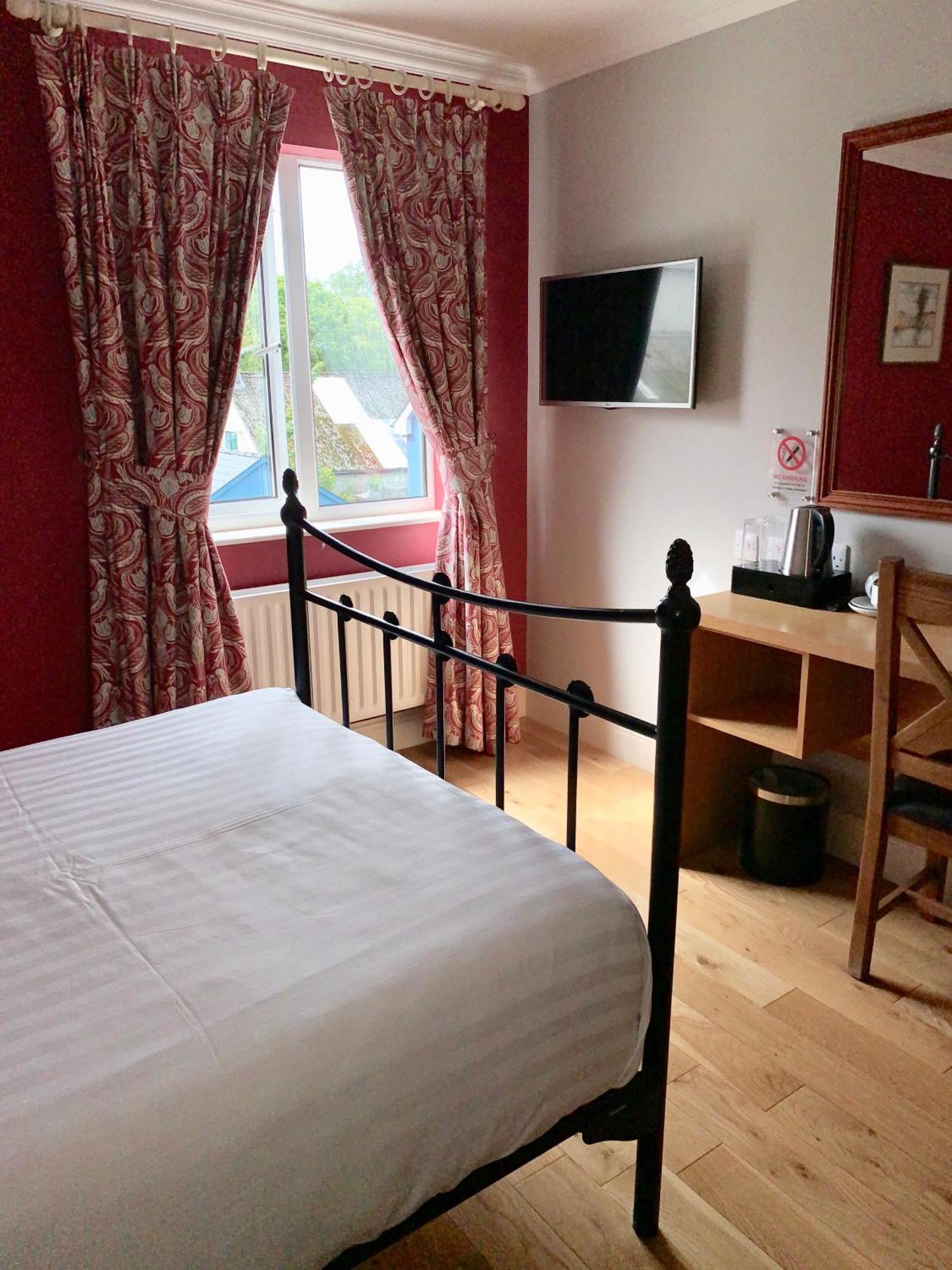 The Highlands Hotel Glenties Room photo